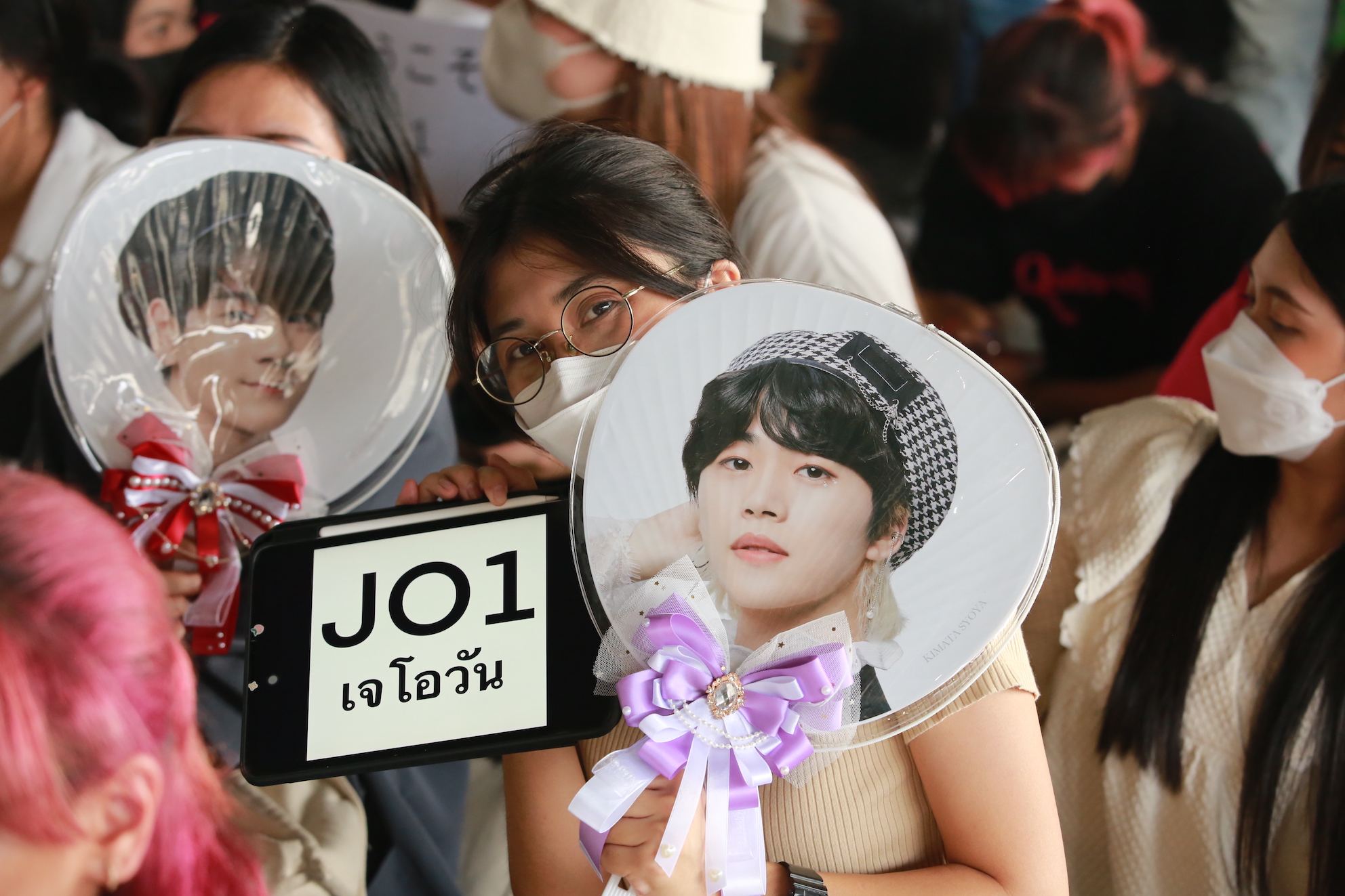 แฟนคลับรอรับ 1