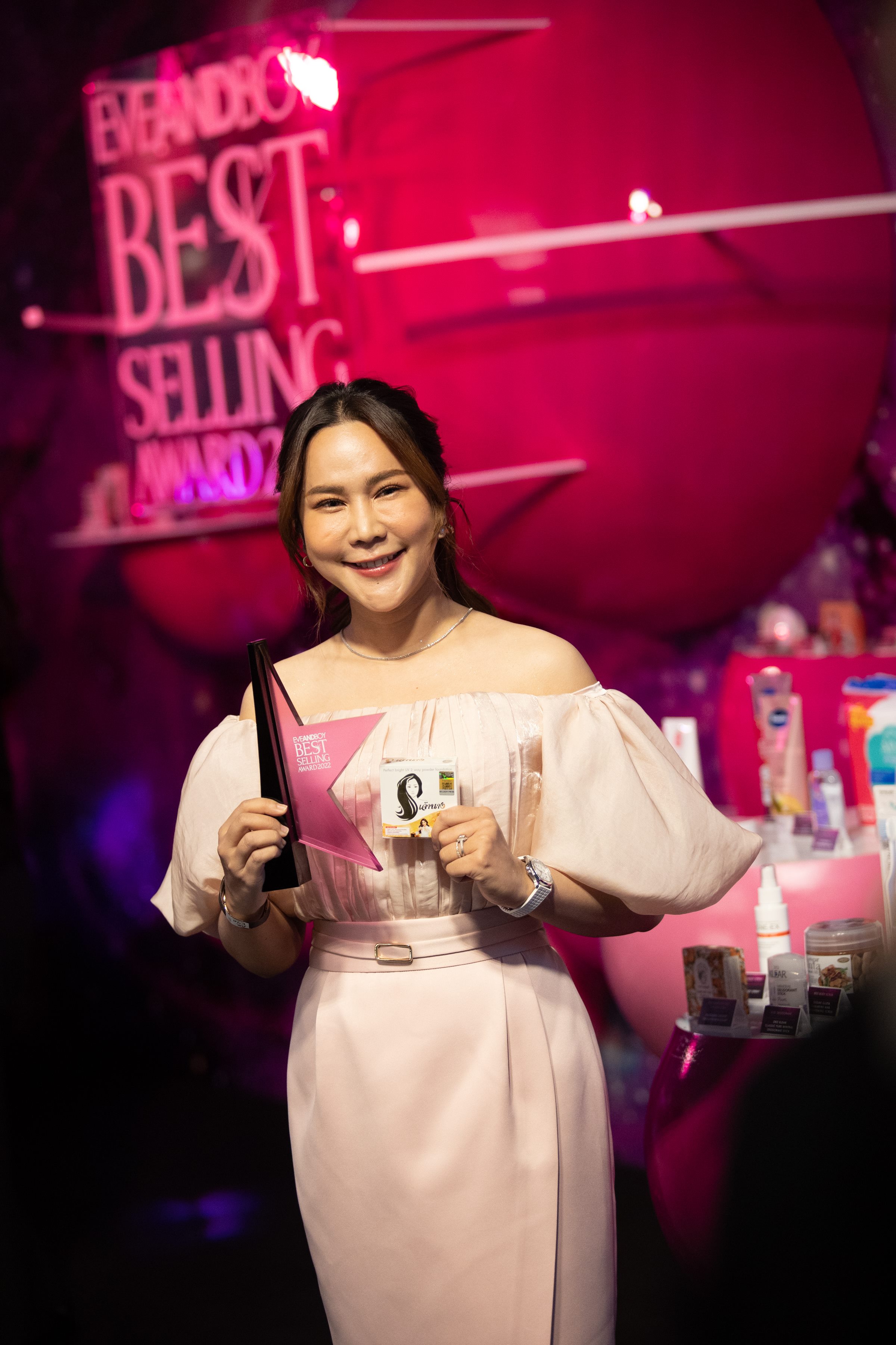 22. รับรางวัล Best Selling Award 2022