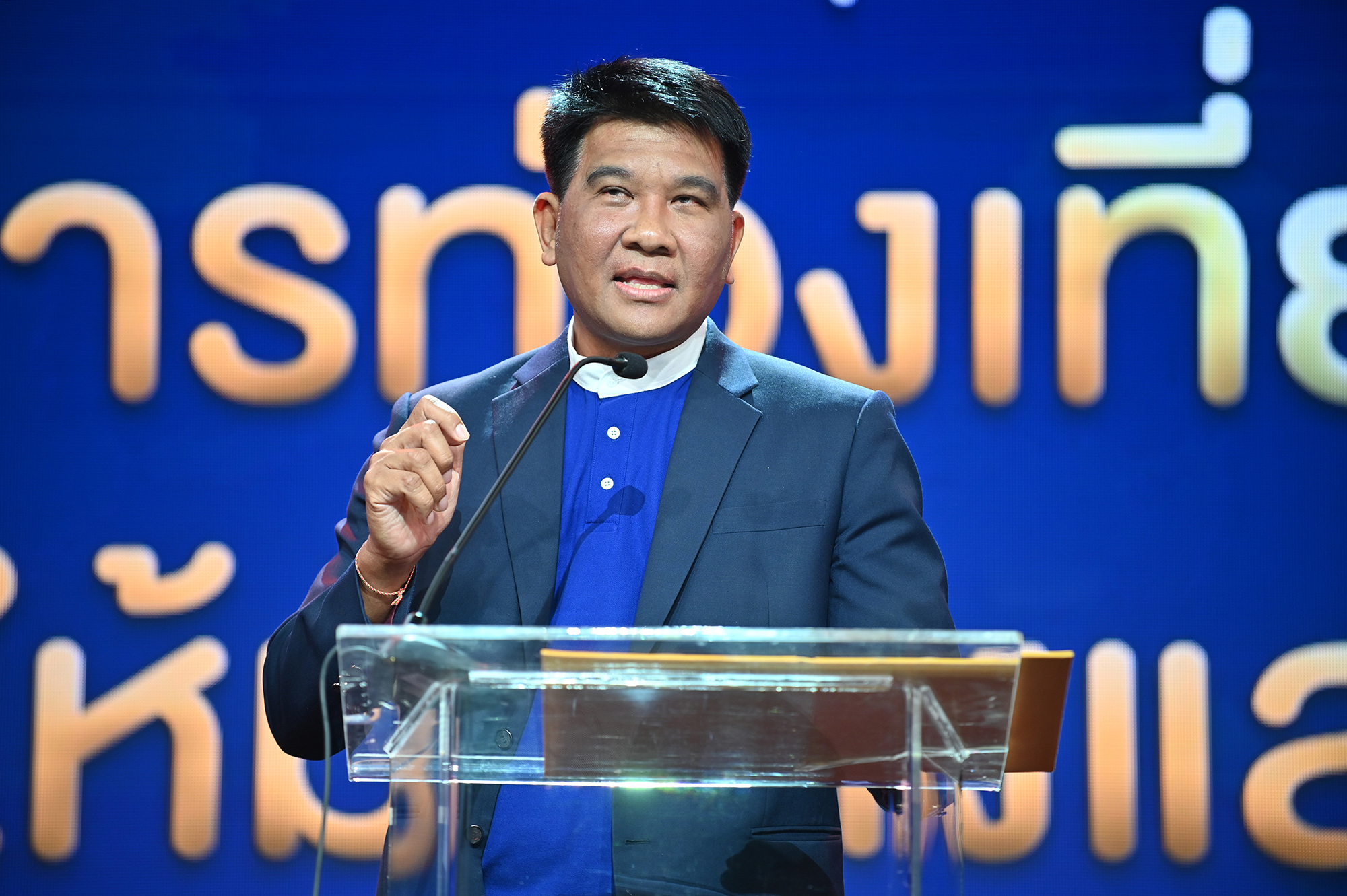 รศ.ดร.ธนวรรธน์ พลวิชัย อธิการบดีมหาวิทยาลั