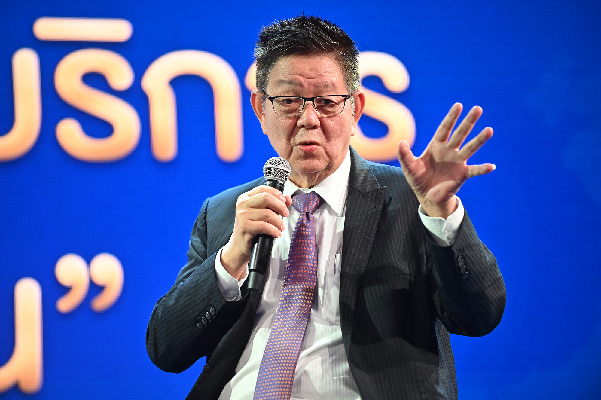 ศิษฎิวัชร ชีวรัตนพร นายกสมาคมไทยธุรกิจการ