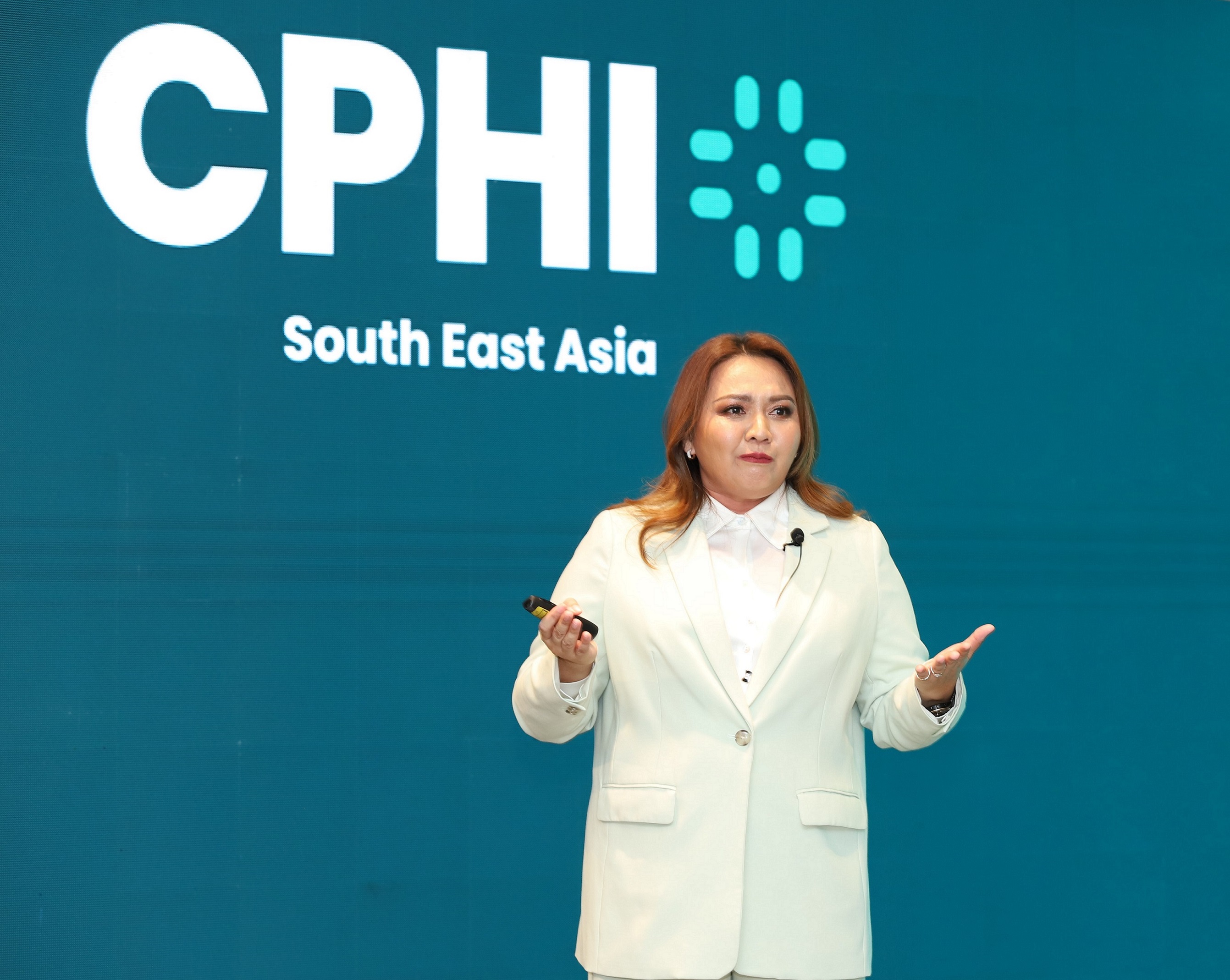 1 คุณรุ้งเพชร ชิตานุวัตร อินฟอร์มา มาร์เก็ตส์ฯ
